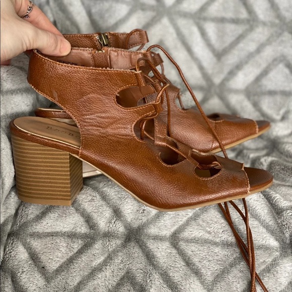 Brown lace heels - Picture 2 of 4